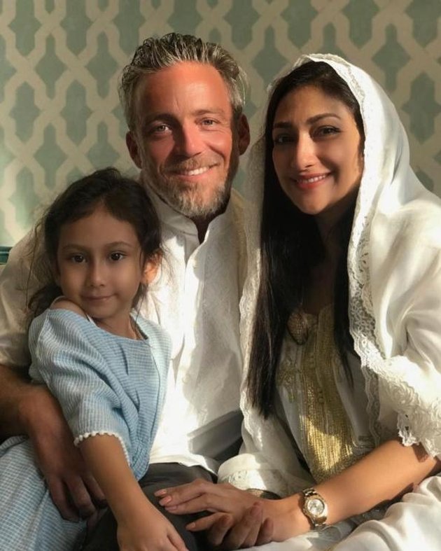 9 Happy Moments of Rahma Azhari with Husband & Family in the United States, Turns Out Her In-Laws are Famous Hollywood Celebrities!