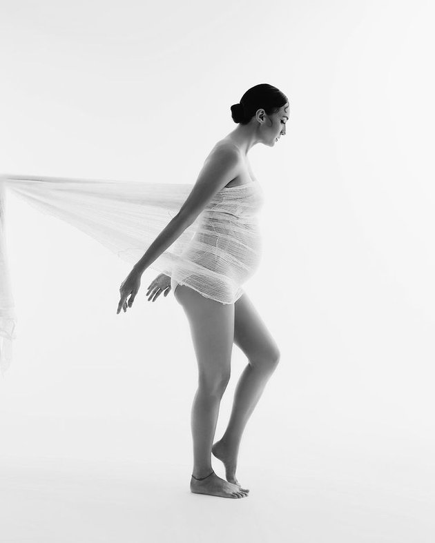Seperti inilah penampilan Nadine Chandrawinata dalam maternity shoot terbarunya bersama fotografer Anton Ismael untuk The Eternity.