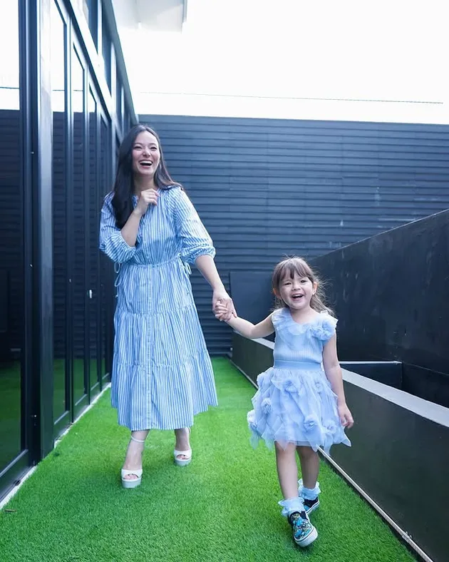 Potret Cantik Asmirandah dan Putrinya 