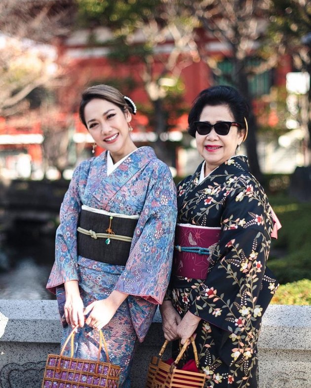 9 Beautiful Photos of Bunga Citra Lestari Wearing a Kimono During Vacation with Noah Sinclair in Japan