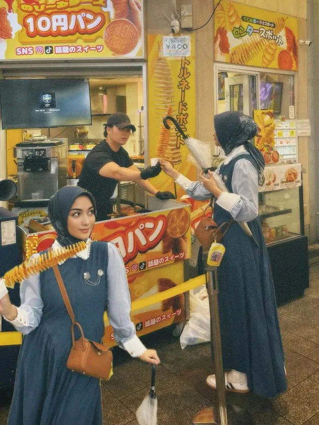 Potret Citra Kirana nikmati street food di Osaka