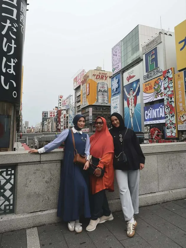 Potret Citra Kirana di Osaka bersama keluarga