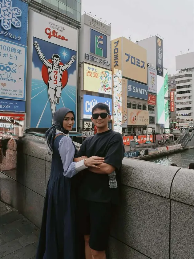 Potret Citra Kirana dan Rezky Aditya di Osaka