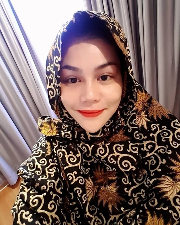 9 Beautiful Portraits of DJ Katty Butterfly in Hijab, Prayed by Netizens to Convert