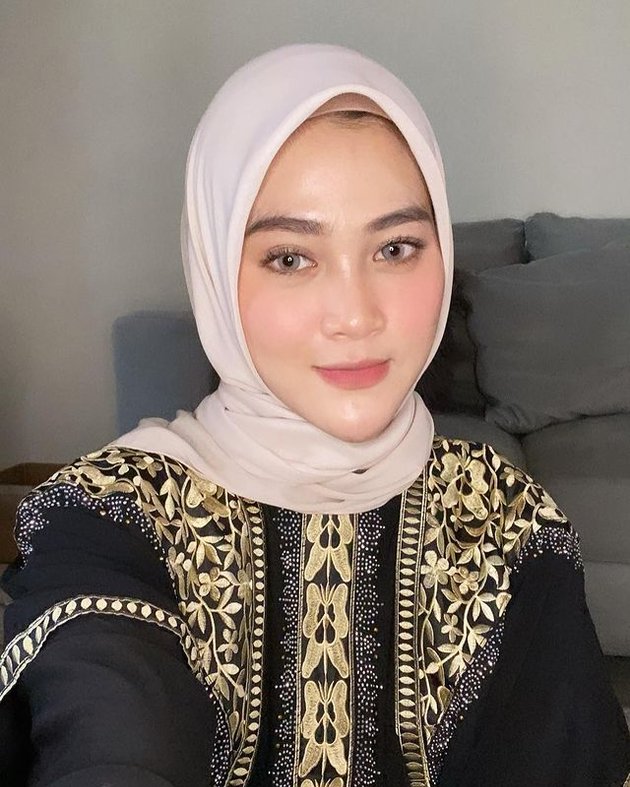 9 Beautiful Portraits of Henny Rahman, Zikri Daulay's Wife, Highlighted After Removing Hijab, Netizens Suspect Marital Problems