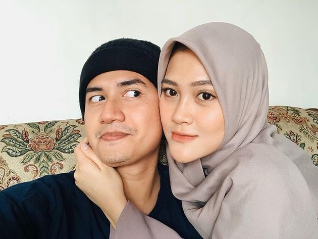 9 Beautiful Portraits of Henny Rahman, Zikri Daulay's Wife, Highlighted After Removing Hijab, Netizens Suspect Marital Problems