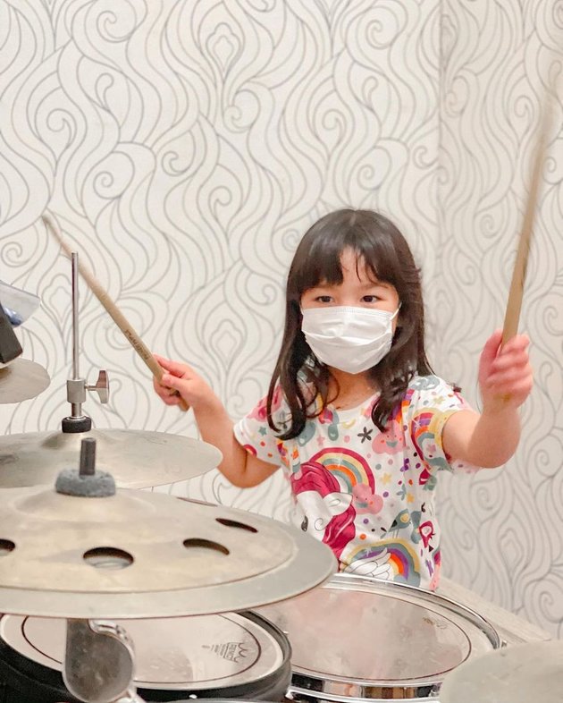9 Beautiful Photos of Leya, Tania Putri's Daughter 'Kepompong', Adorable When Wearing Princess Clothes - Hobby of Playing Drums