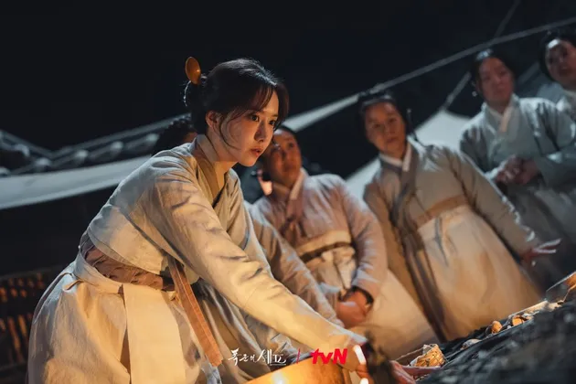 Potret cantik Yoona jadi koki istana di drama korea 