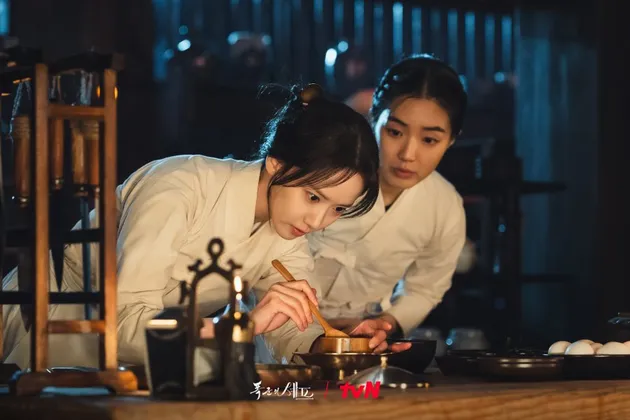 Potret cantik Yoona jadi koki istana di drama korea 