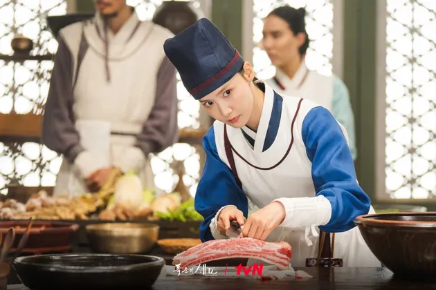 Potret cantik Yoona jadi koki istana di drama korea 