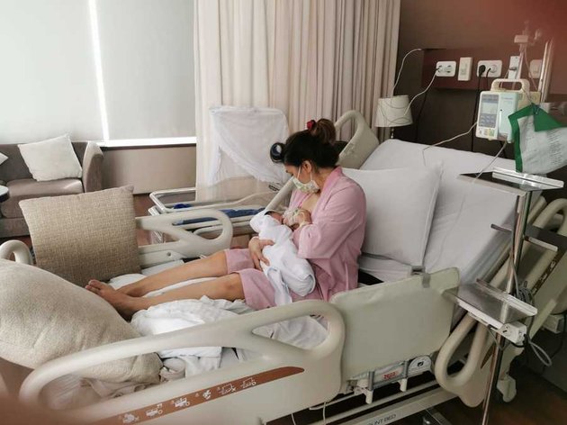 Artis cantik Baby Margaretha baru saja melahirkan anak kedua dari pernikahannya dengan Christian Bradach di rumah sakit Graha Indah Bandung pada Rabu (7/4/2021).