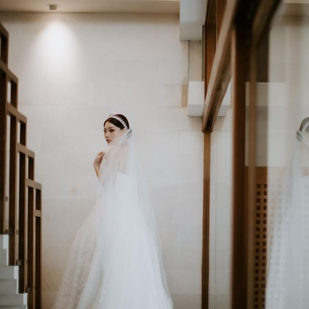 9 Beautiful Portraits of Wendy Walters' Wedding Gown, All White - Reza Arap Says 'My Queen'