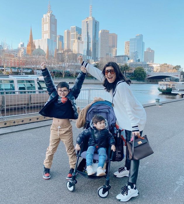 9 Pictures of Carissa Putri Taking Care of Her Children in Australia, Family Goals Often Invites the Two Beloved Little Foreigners to Go Out