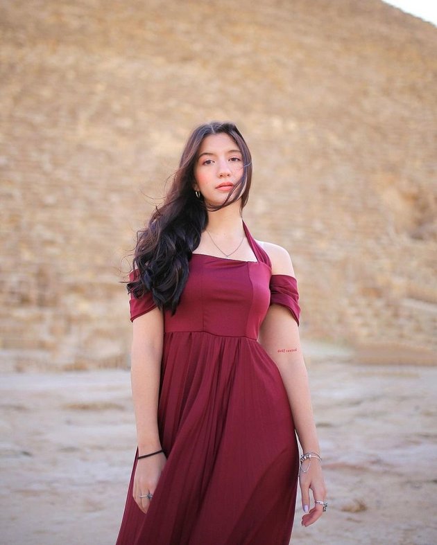 9 Photos of Cassandra Lee's Vacation in Egypt, Visiting Pyramids and Sphinx - Anggun Riding a Camel Like Queen Cleopatra