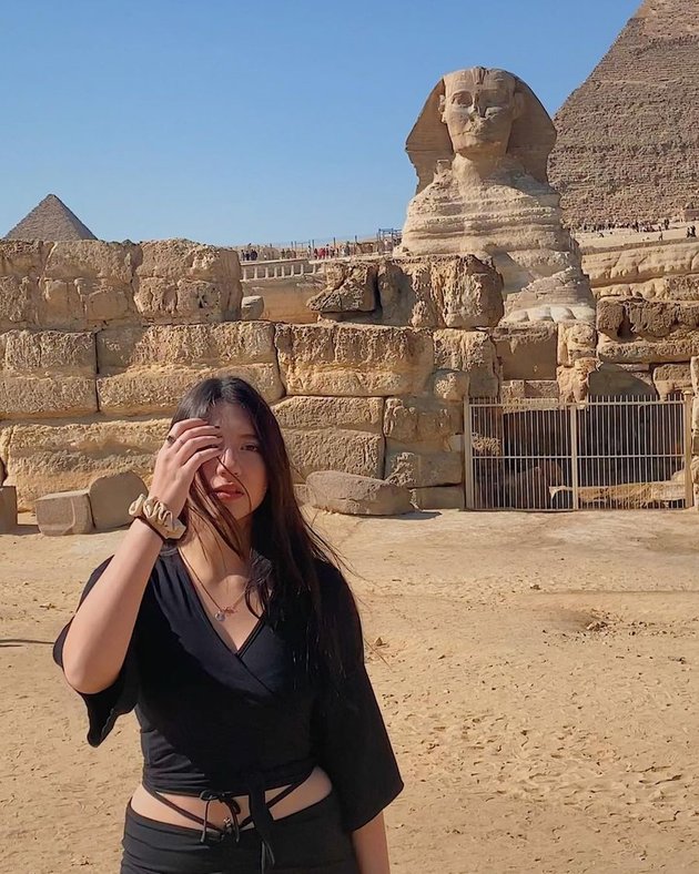 9 Photos of Cassandra Lee's Vacation in Egypt, Visiting Pyramids and Sphinx - Anggun Riding a Camel Like Queen Cleopatra