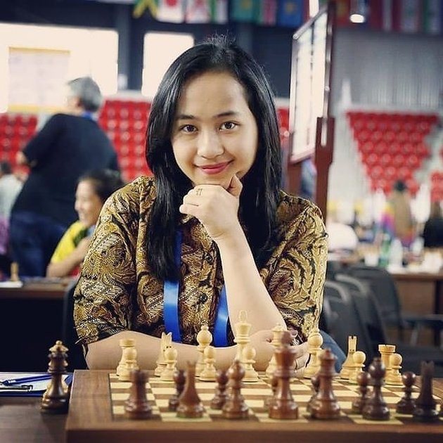 9 Portraits of Chelsie Monica, Commentator in the Chess Duel of Irene & Dewa Kipas Who Successfully Stole Attention