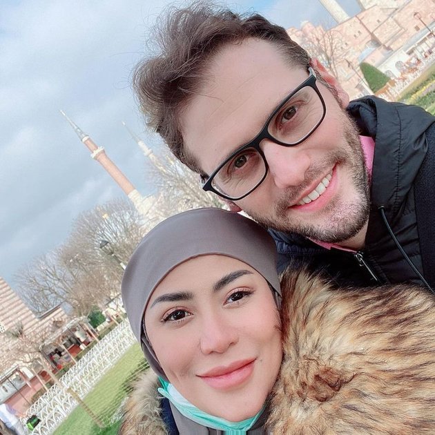 9 Portraits of Penelope and Her Husband Getting More Intimate, Now Living in Turkey - Just Celebrated their 1st Anniversary