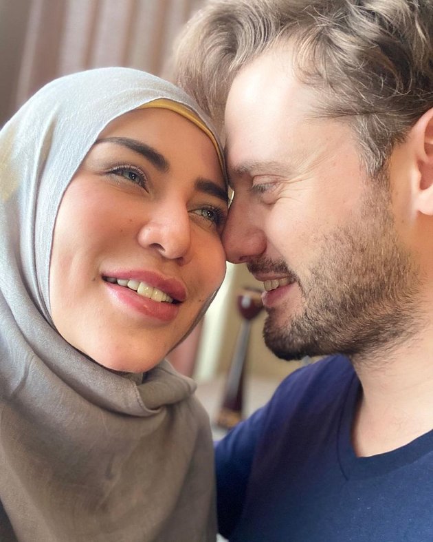 9 Portraits of Penelope and Her Husband Getting More Intimate, Now Living in Turkey - Just Celebrated their 1st Anniversary