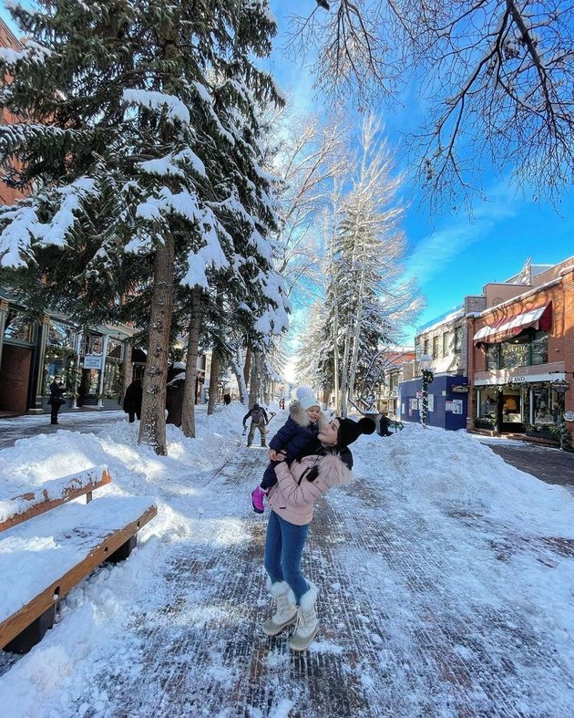 9 Pictures of Claire, Shandy Aulia's Daughter, Playing in the Snow for the First Time, Cute Like a Doll in Thick Clothes - Happy Trip with Mom and Dad