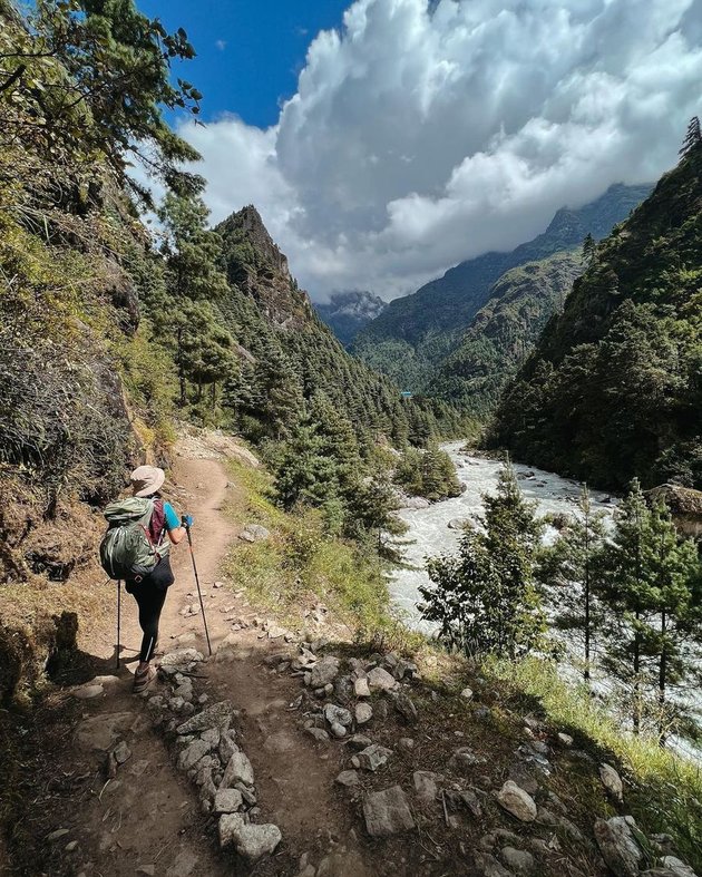 9 Portraits of Della Dartyan Climbing the Himalayan Ice Mountains for the First Time