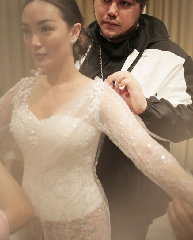 9 Details of Zaskia Gotik's Kebaya during the Wedding Ceremony, Elegant and Enchanting Creation by Ivan Gunawan