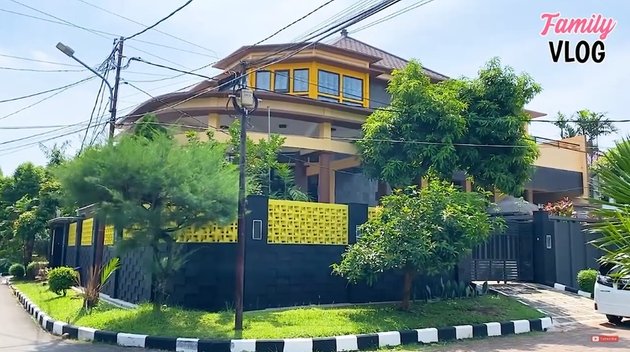 Rumah lama Ussy Sulistiawaty kini dicat dengan warna kuning menyala agar mudah dicari. Dulu Andhika Pratama selalu memarkir mobil di tepi jalan saat datang ngapelin Ussy.