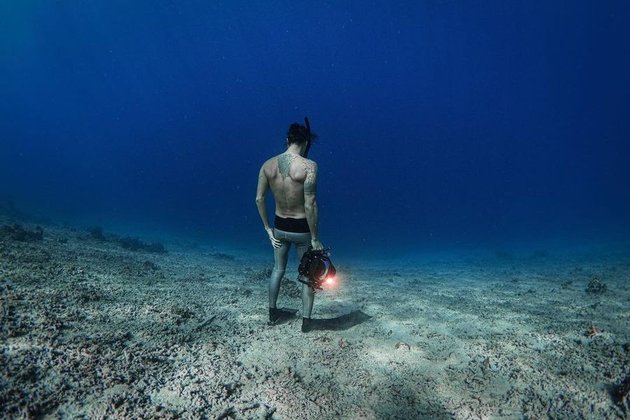 9 Potret Dikta Freediving in Menjangan Island While Being an Underwater Photographer, Called Handsome Mermaid Making Wrong Focus