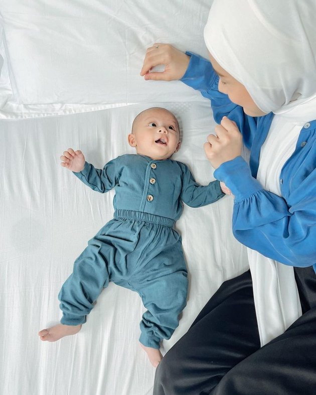 Dinda Hauw Momong Baby Shaka