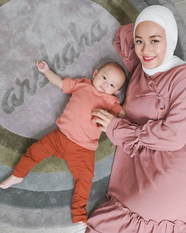 Dinda Hauw Momong Baby Shaka