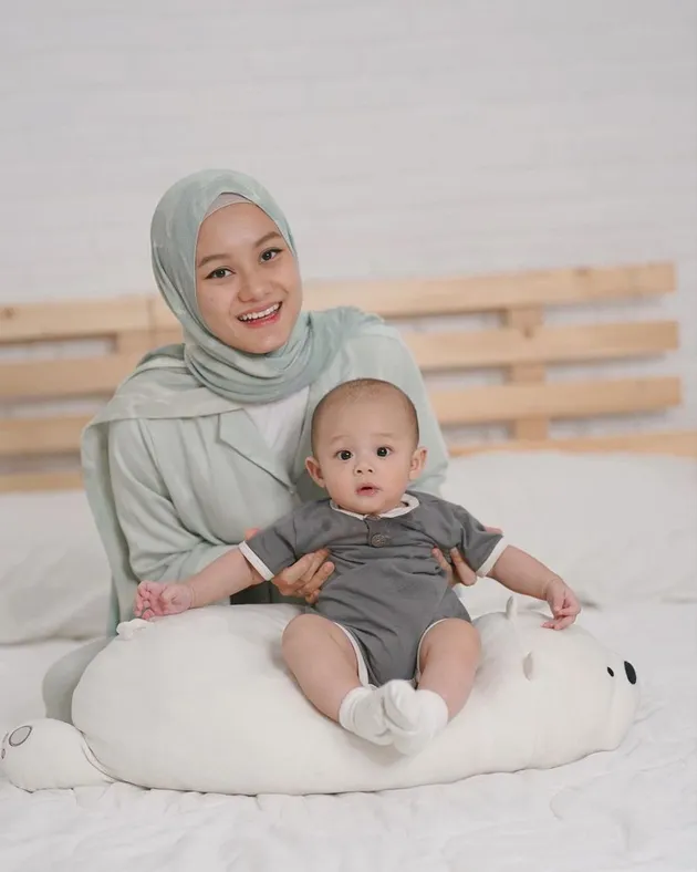 Dinda Hauw Momong Baby Shaka