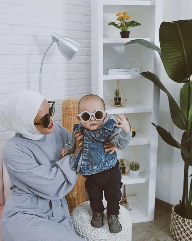 Dinda Hauw Momong Baby Shaka