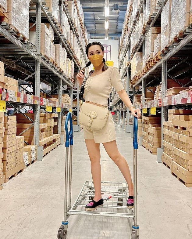 9 Photos of Femmy Permatasari While Shopping, Still Beautiful and Showing Off Body Goals that Went Viral - Carrying Billionaire Bags
