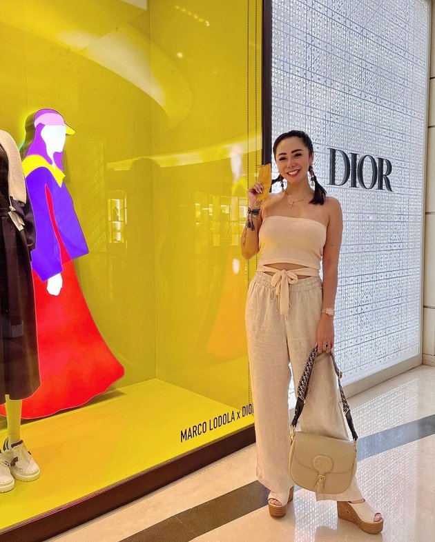 9 Photos of Femmy Permatasari While Shopping, Still Beautiful and Showing Off Body Goals that Went Viral - Carrying Billionaire Bags