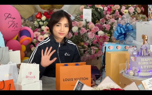 9 Potret Fuji Unboxing Birthday Presents, Received Bunch of Money Bouquets Worth Hundreds of Thousands to a Pile Worth Millions of Rupiah