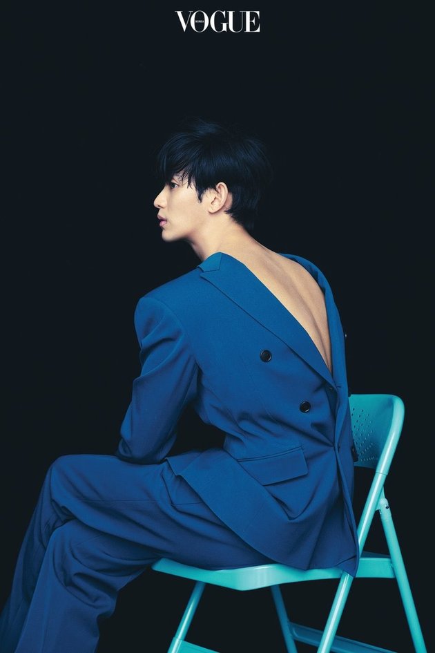 9 Handsome Photos of Kim Soo Hyun as a Model for VOGUE Korea Magazine, Sexy Showing Abs and Thighs