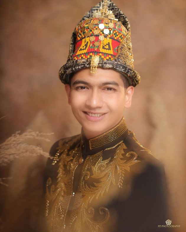 9 Handsome Portraits of Teuku Ryan in His Latest Prewedding Photoshoot, Handsome in Traditional Acehnese Attire - The Radiant Aura of a Future Groom