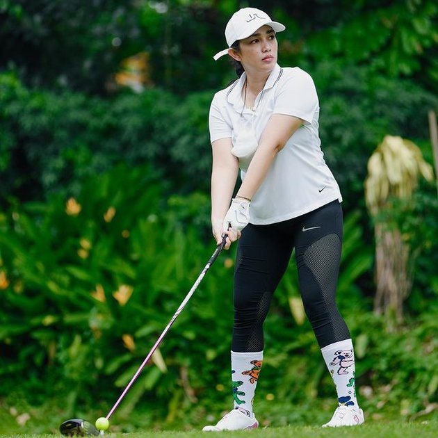 9 Portraits of Ussy Sulistiawaty's Sporty Style While Playing Golf, the Mother of 5 Children who Remains Active and Cheerful!