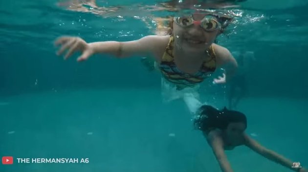 9 Adorable Photos of Arsy Hermansyah as a Mermaid Princess, Just Learned and Already Impressive - Making Ashanty Proud