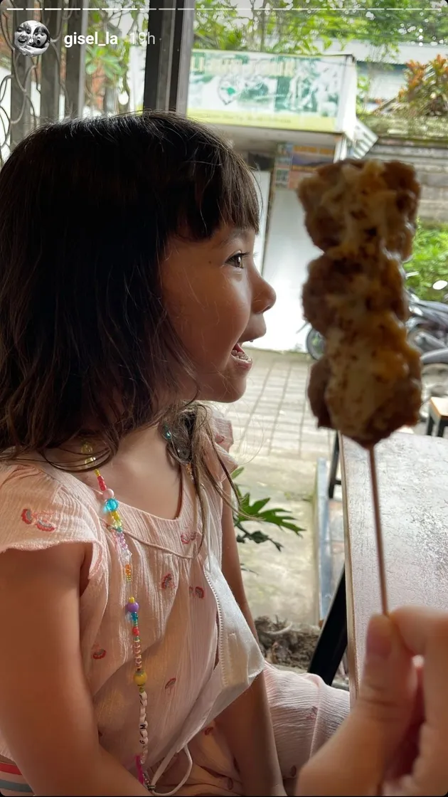 Gisella Anastasia Liburan ke Bali