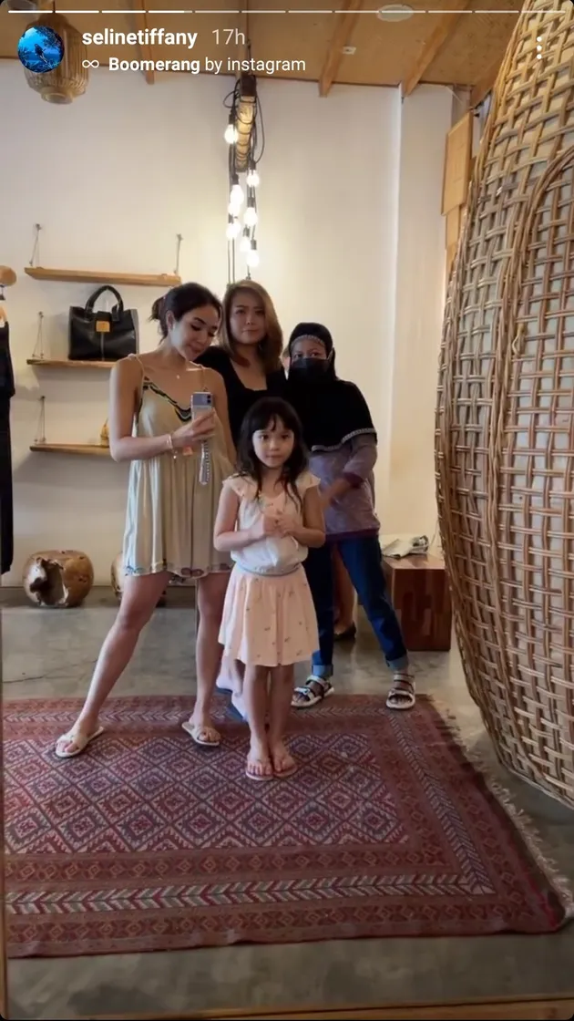 Gisella Anastasia Liburan ke Bali