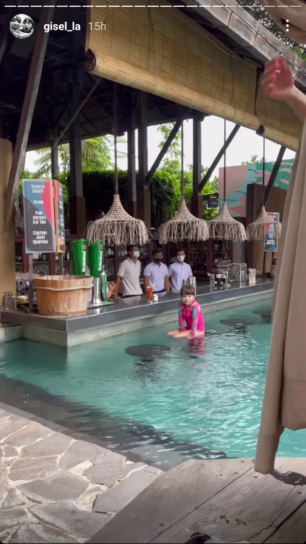 Gisella Anastasia Liburan ke Bali