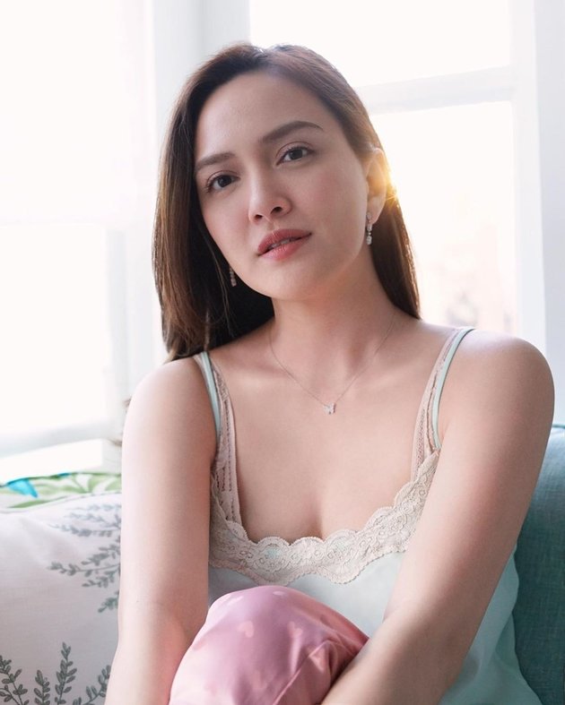 9 Glamorous Portraits of Shandy Aulia at Home, Wearing Dresses - Jewelry and Diamonds