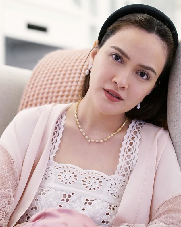 9 Glamorous Portraits of Shandy Aulia at Home, Wearing Dresses - Jewelry and Diamonds