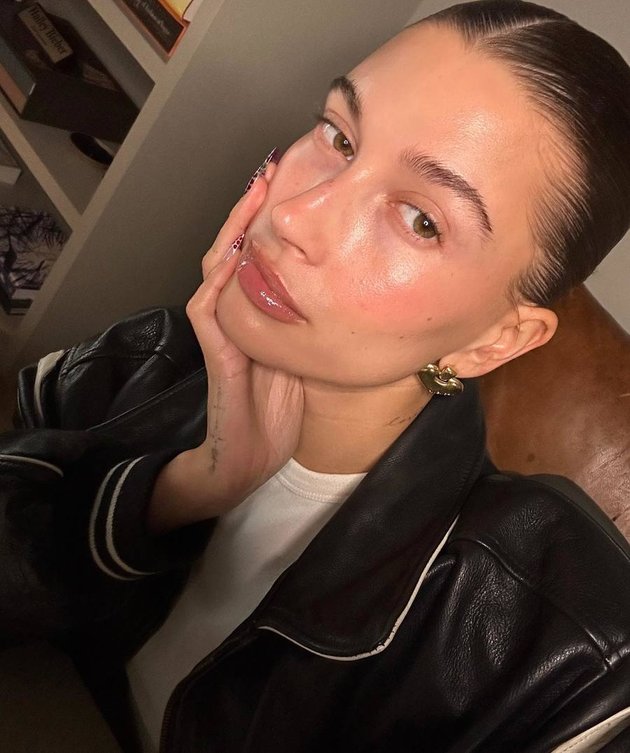 9 Portraits of Hailey Bieber with Glowing Face and Minimalist Makeup - Check out the Tips and Tutorials!