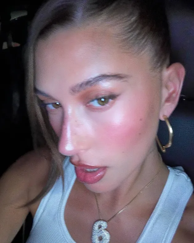 Hailey Bieber 