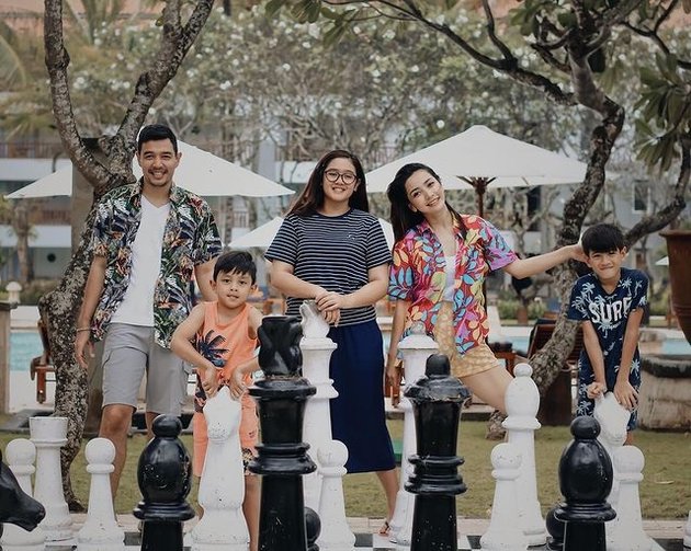 9 Warm Photos of Hesti Purwadinata with Her Stepchild, Like Siblings - No Different from Her Biological Child