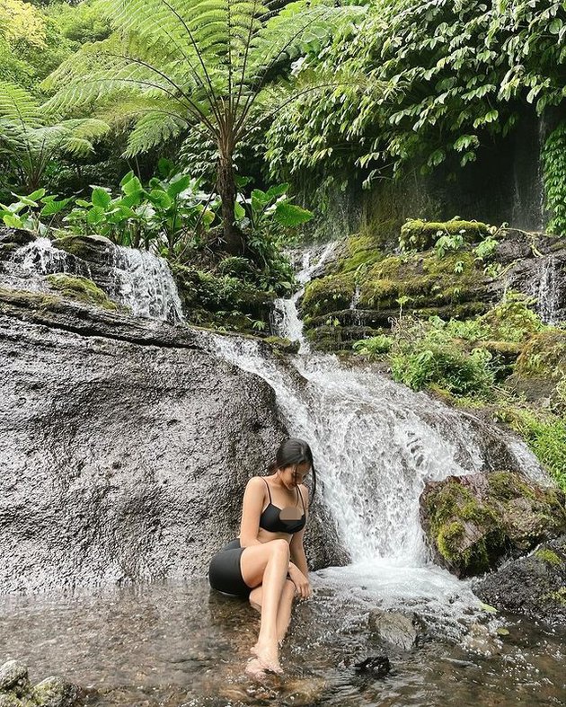 9 Hot Photos of Anya Geraldine Wearing a Bikini Top Under the Waterfall, Still Beautiful Even Without Makeup