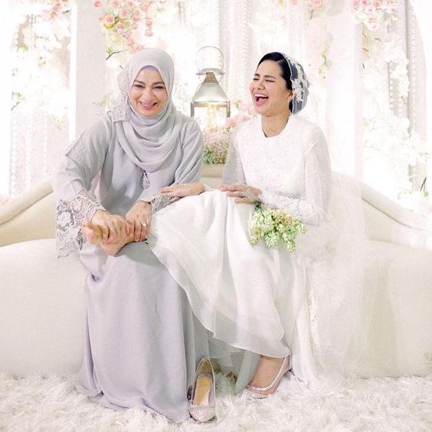9 Portraits of Mother-in-Law Engku Emran, Beautiful and Resembling Noor Nabila - Massaging Her Daughter's Feet at the Wedding