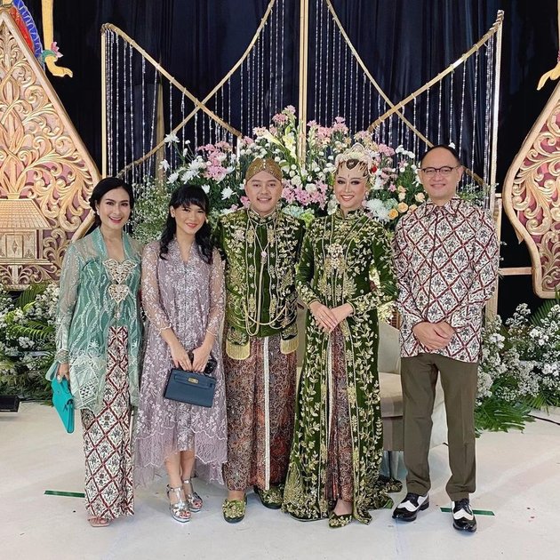 9 Photos of Iis Dahlia Attending the Wedding of Danang DA and Hemas Nura with Family, Salshadilla Juwita's Beauty Becomes the Highlight - Standing Alongside Rizki DA