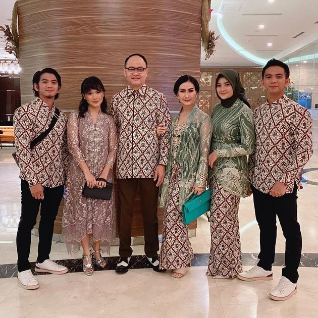 9 Photos of Iis Dahlia Attending the Wedding of Danang DA and Hemas Nura with Family, Salshadilla Juwita's Beauty Becomes the Highlight - Standing Alongside Rizki DA